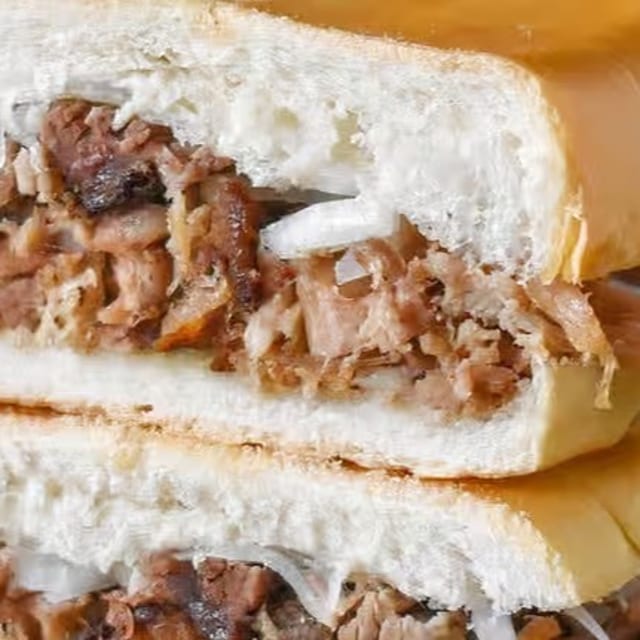 Sandwich pan lechon.
