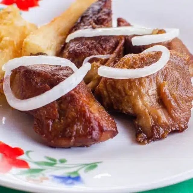 Masita frita con yuca frita.