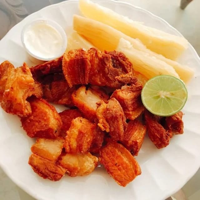 Chicharron y yuca frita.