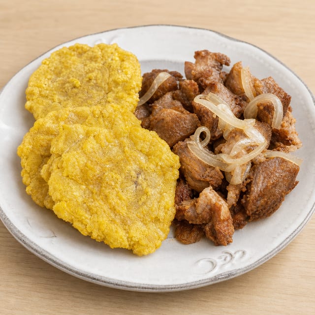 Masita frita con tostones.