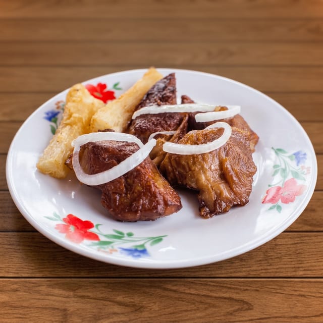 Masita frita con yuca frita.